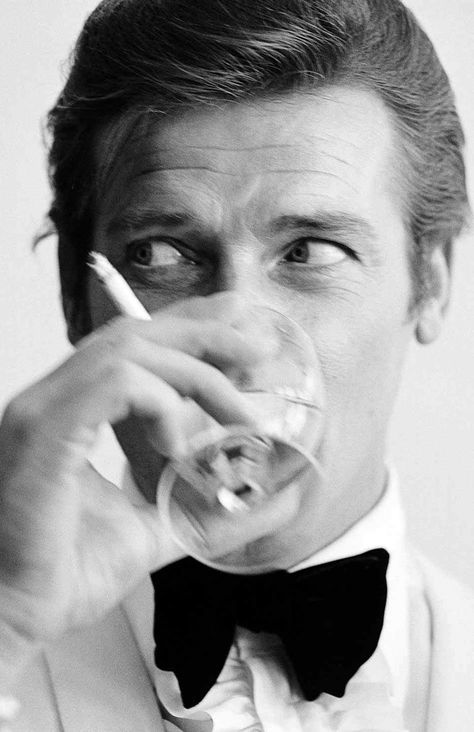 Roger Moore 007, Shaken Not Stirred, Tally Ho, 007 James Bond, Slim Aarons, Roger Moore, Image Archive, Photo Vintage, Foto Vintage