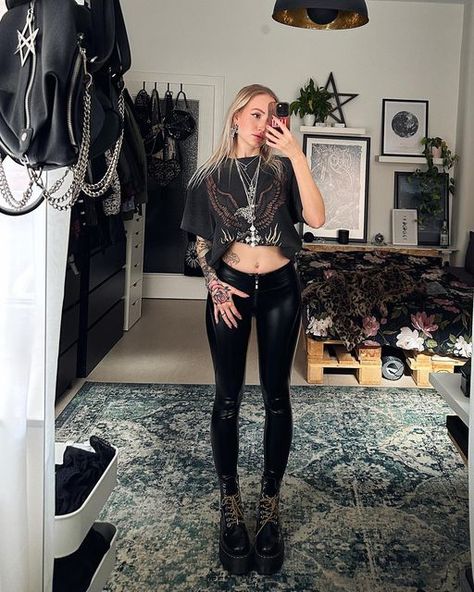 Rock Feminine Outfits, Rock And Roll Women Outfits, Disturbia Outfit, Rock N Roll Outfit For Women, Metal Fashion Women, Rock N Roll Outfit, Metal Outfits, Rock N Roll Outfits, Dark Beauty Fashion