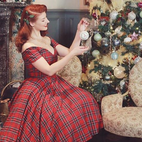 Never a bleak mid-winter with this girl. Full of sparkly Christmas magic & looking beautiful in our Dee Dee dress the amazing @jessicaoutofthecloset 💕 . . #jessicaoutofthecloset #britishretro #britishretroclothing #fifties #vintageinspired #modernpinup #antibrand #retrofashion #50sstyle #1950sfashion #1950sdress #tartandress Natal, 1950 Christmas Dress, Vintage Christmas Dress 1950s, Vintage New Years Eve Outfit, 50s Christmas Outfit, Retro Christmas Dress, 1950s Christmas Fashion, Christmas Vintage Outfit, 1950s Christmas Dress