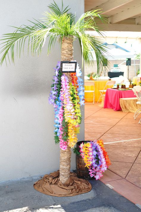 A Luau Party Ideas, Hawaii Theme Pool Party, Tiki Bar Party Decorations, Tiki Beach Party, 60th Birthday Hawaiian Theme, Margaritaville Balloon Arch, Hawaii Party Decorations Ideas, Hawaian Party Decor, Summer Themed Decorations
