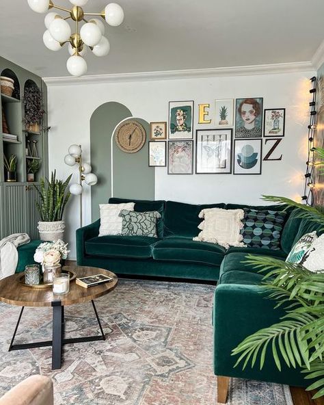 Green Velvet Sofa Living Room, Velvet Couch Living Room, Green Couch Living Room, Green Sofa Living, Green Sofa Living Room, Velvet Sofa Living Room, Jade Design, Green Living Room Decor, Vibrant Living Room