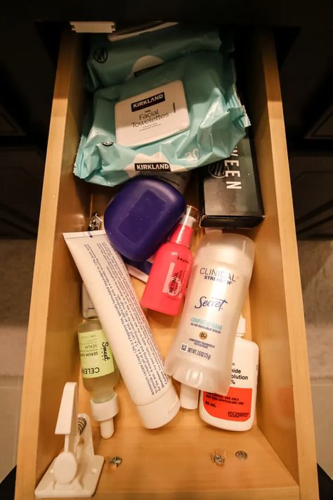 How to organize bathroom drawers Organizing Bathroom Vanity Drawers, Organization Bathroom Drawers, Diy Bathroom Drawer Organizer, Guest Bathroom Drawer Organization Ideas, How To Organize Deep Bathroom Drawers, Storing Hair Tools, Small Bathroom Drawer Organization, Organized Bathroom Drawers, Deep Drawer Organization Bathroom