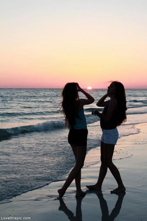 Beach Friends. Summer sunset beach friends ocean girls Summer Sunset Beach, Best Friend Bucket List, Ocean Girl, Minako Aino, Shotting Photo, Best Friend Photography, Fotos Goals, Best Friend Photoshoot, Beach Friends