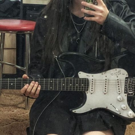 cc to owner<3 Guitarist Style, Guitar Outfit, Jade Core, Gitar Vintage, Black Electric Guitar, Rockstar Gf, Rockstar Aesthetic, Rock Aesthetic, Guitar Obsession