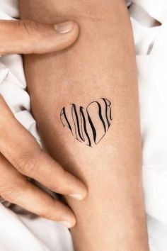 Tattoo Amor, Small Girly Tattoos, M Tattoos, Special Tattoos, Dope Tattoos For Women, Classy Tattoos, Unique Tattoo Designs, Discreet Tattoos, Tattoo Feminina
