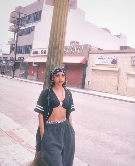 Shop jewelry at xipiteca.com #browngirl #latinajewelry 90s Poses, 90s Latina Fashion, Chola Outfit, 90s Hip Hop Outfits, Chicana Style Outfits, Look Hip Hop, Los Angeles Streetwear, Estilo Chola, Ragazza Gangsta