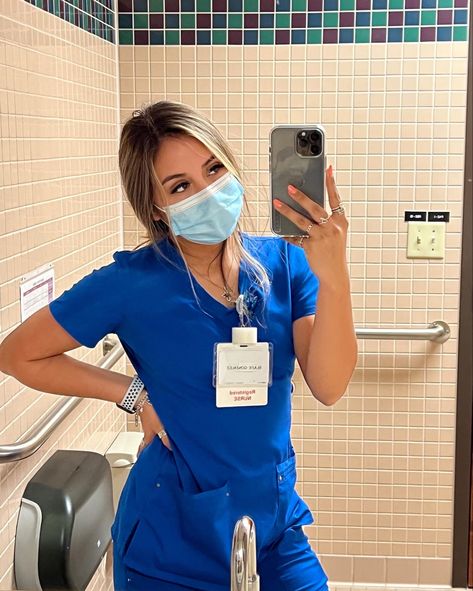 Healthcare Worker Aesthetic, Nurse Aesthetic Female, Nurse Anesthetist Aesthetic, Nurse Selfie, Medical Assistant Aesthetic, Nursing Hairstyles, Nursing Scrubs Pattern, Nursing Photography, Blonde Nurse