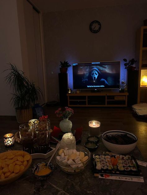 Cozy Horror Movie Night, Movie Night Apartment, Apartment Movie Night, Aesthetic Halloween Sleepover, Movie Night In Aesthetic, College Movie Night, Movie Night Sleepover Aesthetic, Horror Movie Marathon Aesthetic, Halloween Theme Sleepover Ideas