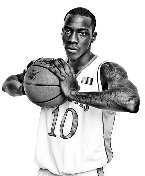 This gallery includes black and white portraits of athletes. Handball, Photo Basket, Basketball Pictures Poses, Basketball Game Outfit, Basketball Senior Pictures, Ball Photography, Foto Sport, Bola Basket, Sport Portraits