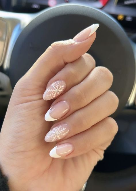 Christmas Nails Aesthetic Almond, Aesthetic Nails For Christmas, Classy Nails Christmas, Cute Christmas Nails Almond Shape, Xmas Nails Aesthetic, Simply Christmas Nail Designs, Christmas Acrylics Almond, Winter Nails Inspo Aesthetic, Nails Inspo For Christmas