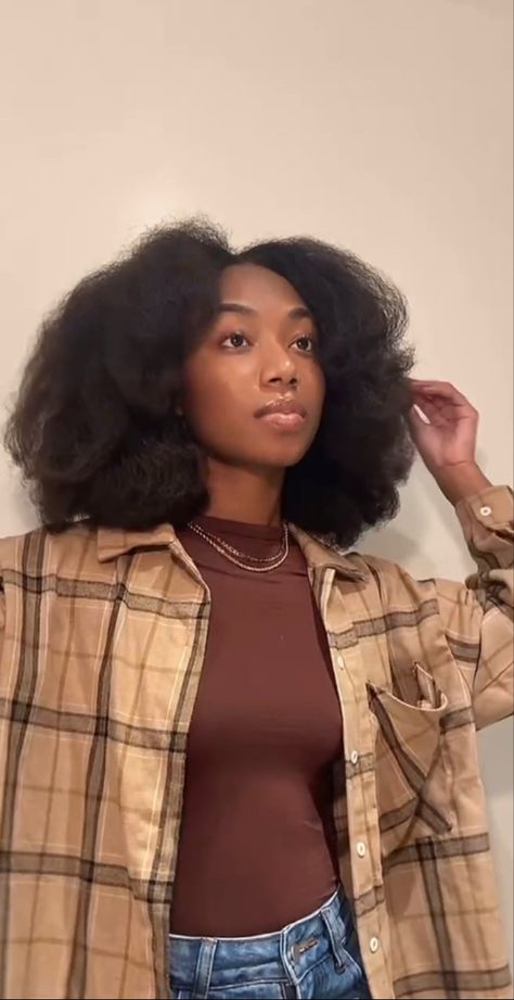 4c Hairstyles Big Forehead, Black Afro Aesthetic, 4c Stretched Hairstyles Natural, Ajumma Fashion, Stretched 4c Hairstyles, Natural Hair Blowout Black Women, Stretched 4c Hair, Afro Hair Outfits, Stretched Hairstyles