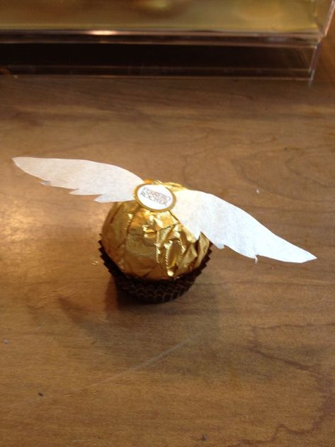 Golden snitch - made from Ferrero Rocher chocolates and tracing ... Diy Golden Snitch, Tort Harry Potter, Snitch Harry Potter, Harry Potter Shower, Harry Potter Bridal Shower, Bolo Harry Potter, Harry Potter Theme Birthday, Harry Potter Halloween Party, Cumpleaños Harry Potter
