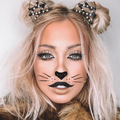 We found really simple Halloween makeup for all your last-minute costume needs. See them all here Nem Halloween Makeup, Princes Disney, Unique Halloween Makeup, Maquillage Halloween Simple, Makeup Clown, Cat Halloween Makeup, Halloween Makeup Clown, Makeup Looks To Try, Halloweenský Makeup