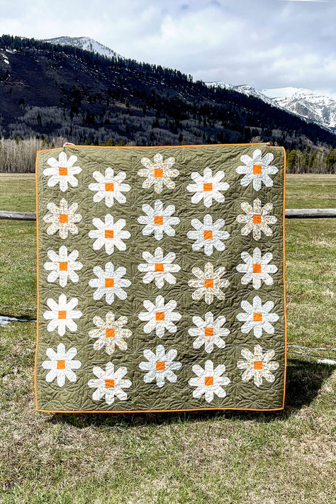 Channel your inner flower child with the "Fresh As A Daisy" quilt! Crafted with incredibly retro fabrics from Sharon Holland's Heirloom fabric collection, this quilt is pure sunshine. Feeling the inspiration? Find this and sew much more in our Fabric Project Lookbook. #QuiltingCotton #QuiltingFabrics #SewingFabrics #PatchworkQuilting #OekoTex #TextileCrafts #Quilting #RetroFabrics #FlowerFabrics #SummerQuilts #FlowerQuilts #VintageQuilting #FabricCrafts #QuiltsAesthetic Cotton Daisy Quilt Pattern, Fresh As A Daisy Quilt, Wildflower Quilt, Daisy Quilt, Retro Quilt, Sharon Holland, Fresh As A Daisy, Diy Fabric Crafts, Quilt Modern