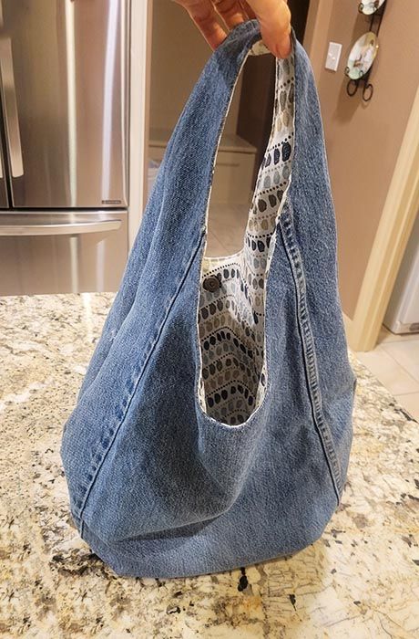 Denim Bag Sewing Pattern, Jeans Purse Diy, Denim Jean Upcycle, How To Make A Bag From Jeans, Things To Make Out Of Jeans, Things To Do With Denim, What To Do With Denim Scraps, Jean Patchwork Bag, What To Make Out Of Old Jeans