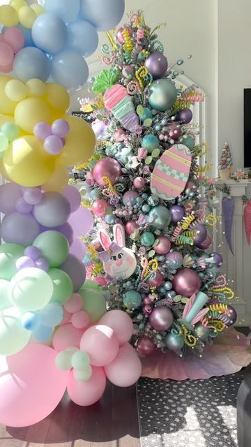 SAMI RICCIOLI on Instagram: "Happy Easter weekend my friends 🐣 #easterdecor #eastertree" Natal, Creative Christmas Tree Decorations, Easter Festival Ideas, Easter Trees Ideas, Easter Office Decor, Spring Christmas Tree Ideas, Easter Christmas Tree Ideas, Easter Christmas Tree, Spring Christmas Tree