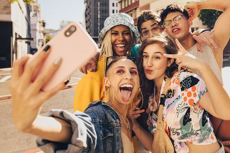 Vibrant selfies. Group of multiethnic young people posing for a selfie together outdoors. Cheerful generation z friends having fun and capturing their happy moments in the city. Happy People Photography, People Posing, Friends Having Fun, Gong Cha, Friends Hanging Out, Generation Photo, Mansion House, Group Poses, Womens Conference