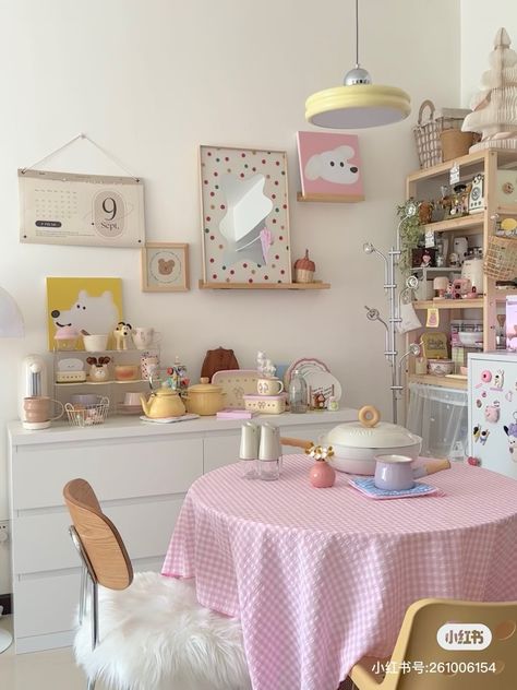 Kawaii Dining Room, Small Kitchen Design Layout, Chicos Aesthetic, Dorm Room Styles, House Deco, Minimalist Kitchen Design, Rainbow Pastel, Pastel House, Study Room Decor