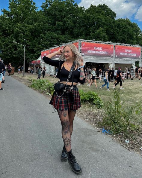 shelly.curry Download Festival Outfits, Download Festival Outfit, Alternative Festival Outfit, Grunge Rock Outfits, Goth Festival Outfit, Summer Alternative Outfits, Summer Emo Outfits, Alternative Summer Outfits, Doc Outfits