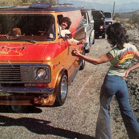 The Hitchhiking Craze: When Women Thumbed a Ride - Flashbak 70s Core Aesthetic, 70s Band Aesthetic, 70s Core, 60s Summer Fashion, 1970s Aesthetic, Disco Aesthetic, 60s Aesthetic, 80s Summer, 70’s Aesthetic