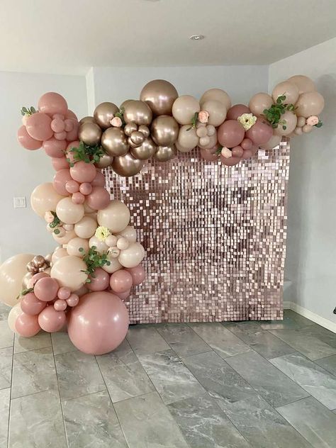 15th Birthday Decorations, Pink Party Theme, Gold Birthday Party Decorations, Sweet 16 Party Decorations, Pink And Gold Birthday Party, Sweet Sixteen Birthday Party Ideas, Rose Gold Party Decor, Rose Gold Theme, Pink Party Decorations