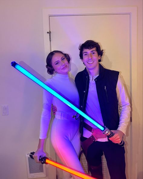 Starwars Halloween Costumes Couples, Disney Princess Couple Costumes, Starwars Couple Costumes, Couple Halloween Costumes Movies, Disney Couples Costumes, Halloween Casal, Movie Couples Costumes, Disney Couple Costumes, Customs Ideas