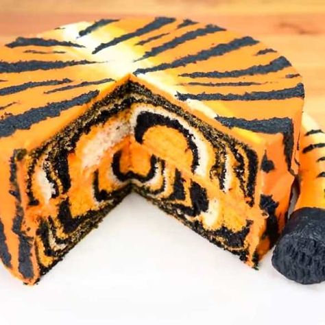 Candy Bar Bautizo, Tiger Cupcakes, Tiger Cookies, Tårta Design, Animal Print Cake, Cake Book, Tiger Birthday Party, Tiger Cake, Inside Cake