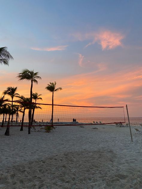 Pretty Beach Sunset, Beach Sunset Images, Volleyball Wallpaper, Volleyball Photos, Volleyball Inspiration, Preppy Beach, Beach Volley, Sunset Images, Volleyball Pictures