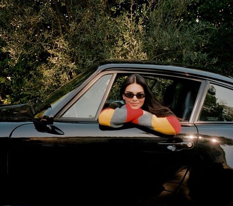 Via Instagram 2/14/22 Kendall Jenner Car, Classic Car Photoshoot, Car Poses, Porsche 993, Vintage Photoshoot, Vintage Porsche, Grad Photos, Classic Porsche, Kendall Jenner Style