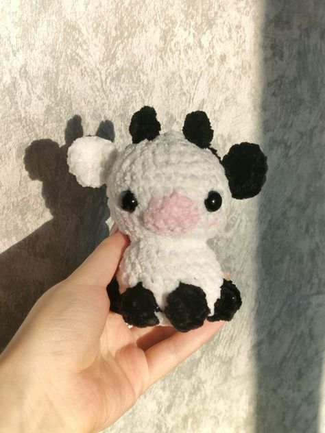 Cute Cow Crochet Pattern Free, Crochet Plushies Cat, Grey Crochet Ideas, Cute Simple Crochet Ideas, Crochet Small Things, Crochet Cute Animals, Cute Crochet Animals, Amigurumi Inspiration, Crocheted Cow Pattern