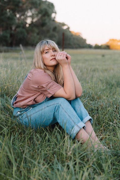 Modelling Poses, Outdoor Photography Ideas, Headshots Inspiration, Brick Paths, Female Portrait Poses, Women Poses, Lifestyle Posing, Outdoor Portrait Photography, Field Photoshoot