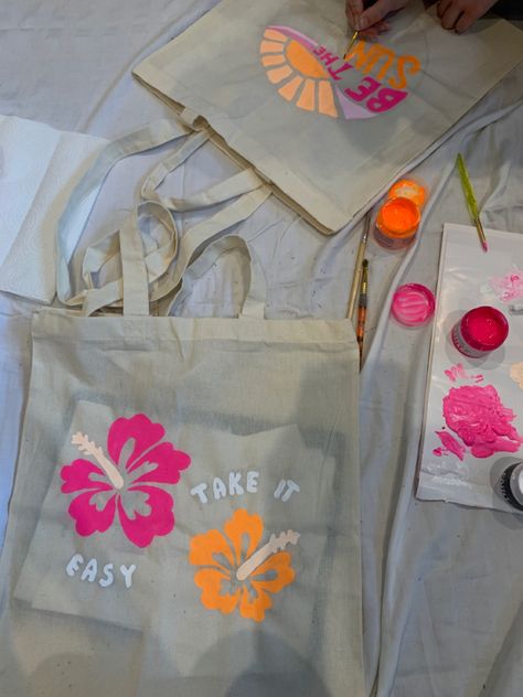 Hand Painted Beach Bags, Beach Bags Totes Diy, Cute Bag Painting Ideas, Painted Tote Bags Summer, Tote Bag Summer Design, Tote Bag Painting Ideas Beach, Things To Paint On Tote Bags, Summer Tote Bag Ideas, Summer Tote Bag Painting