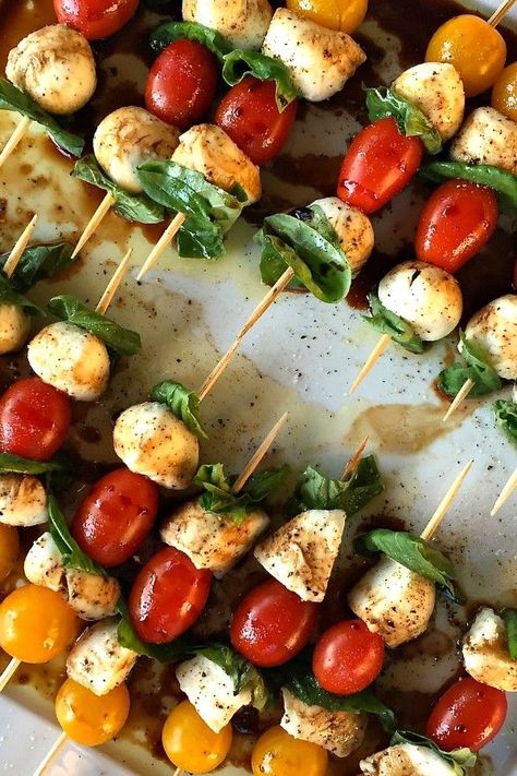 These Mini Caprese Skewers are a light, quick appetizer to serve at a dinner party, or to bring to a picnic or potluck. Great for any season, caprese salad skewers can be served as an appetizer or a salad, drizzled with your favorite olive oil and balsamic vinegar! #caprese #skewers Vegetarian Finger Food, Vegetarian Party, Caprese Skewers, Fertility Foods, Fingerfood Party, Mozzarella Recipes, Quick Appetizers, Snacks Saludables, Vegetarian Appetizers