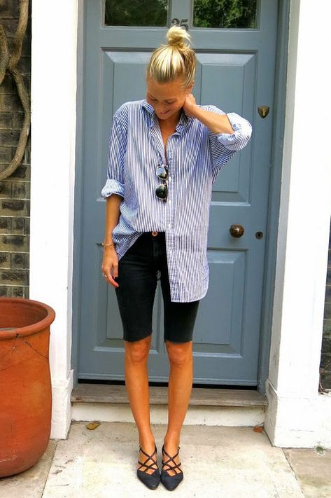 Transform an old pair of skinny jeans into knee-length shorts that are on the tighter side. Balance the fit with an oversize button-down and flats to create a chic weekend look. Bermuda Shorts Outfit, Outfits Mit Shorts, Mode Jeans, Work Shorts, Knee Length Shorts, Mode Ootd, Long Shorts, Looks Style, Mode Style