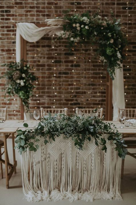 Macrame Head Table Wedding, Boho Bride Groom Table, Behind Top Table Decor Wedding, Macrame Table Decoration, Macrame For Weddings, Table With Flowers Decor, Top Table Centerpieces Wedding, Wedding Bamboo Decor, Wedding Front Table Decorations