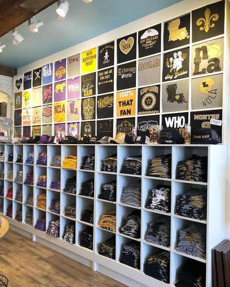 Tshirt Display Ideas Retail Store Design, T Shirt Displays Retail, T Shirt Merchandising Display, Storage For Tshirt Business, Tshirt Store Interior Design, Retail T Shirt Display Ideas, Tee Shirt Display Ideas Retail, T Shirt Wall Display Ideas, Screen Print Storage Ideas