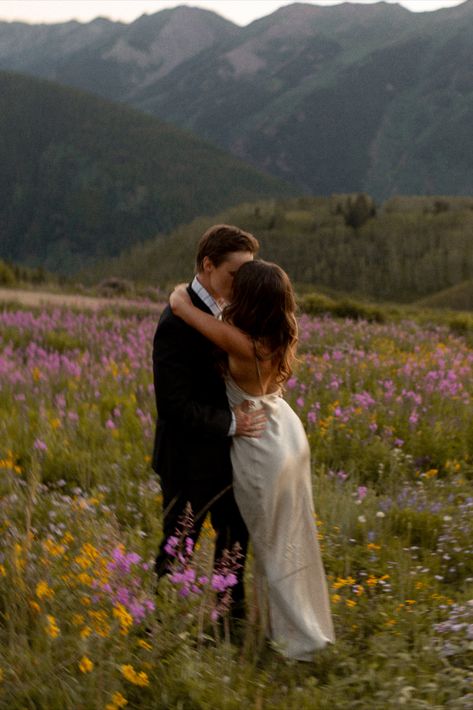 Bride and Groom kiss during their Sunset Elopement in the Aspen Wildflowers Lofoten, Wedding Nature Photoshoot, Elopement Pictures Casual, Weddings In The Mountains, Elopement In Colorado, Engagement Photo Nature, Wild Flower Engagement Photos, Cottagecore Elopement, Engagement Surprise Ideas
