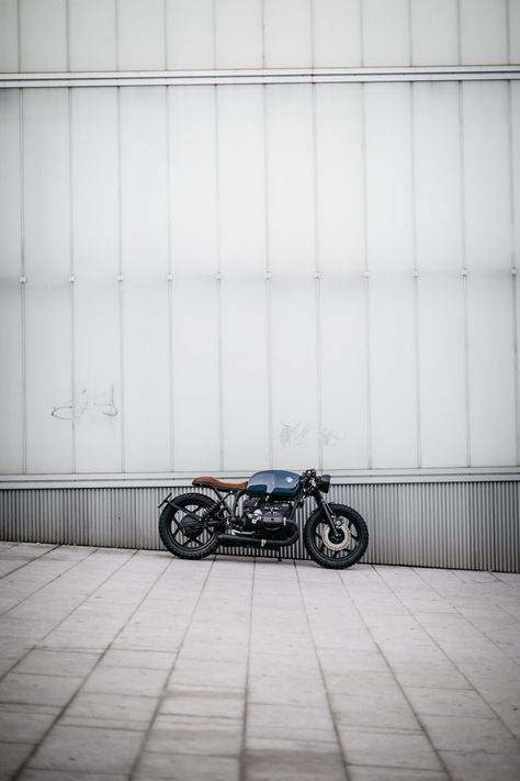 Cafe Racer Wallpaper, Racer Wallpaper, Bmw R80, Recessed Electric Fireplace, Motorcycle Safety, Motorcycle Shop, Bmw Cafe Racer, Custom Cafe Racer, Cafe Racer Bikes