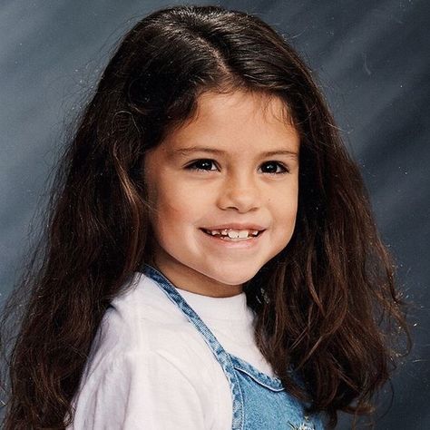 Who is this cutie?? Throwback Thursday came a day early when Selena Gomez took us back to kindergarten in a new Instagram post. The “Wolves” singer, 27, posted the most adorable school photo from elementary school, showing her posing proudly with missing baby teeth. Selena’s rocking a tiny denim jumper and a white t-shirt for […] The post Selena Gomez Matches Justin Bieber’sChildhood IG Pics With One Of Her Own appeared first on RoyalBabyCollection.com. Selena Gomez Child, Selena Selena, Selena Gomez Photoshoot, Selena Gomez Cute, Alex Russo, Anna Nicole Smith, Spy Kids, Selena G, Mariska Hargitay