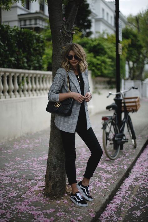 STYLE CRUSH | Emma Hill | UM RAIO DE SOL NA ÁGUA FRIA | Bloglovin’ Toddler Sneakers Girl, Full Black Outfit, Ținute Business Casual, Fall Outfits 2017, Outfit Mit Blazer, Plaid Outfit, Chic Work Outfit, How To Wear Vans, Minimalist Street Style