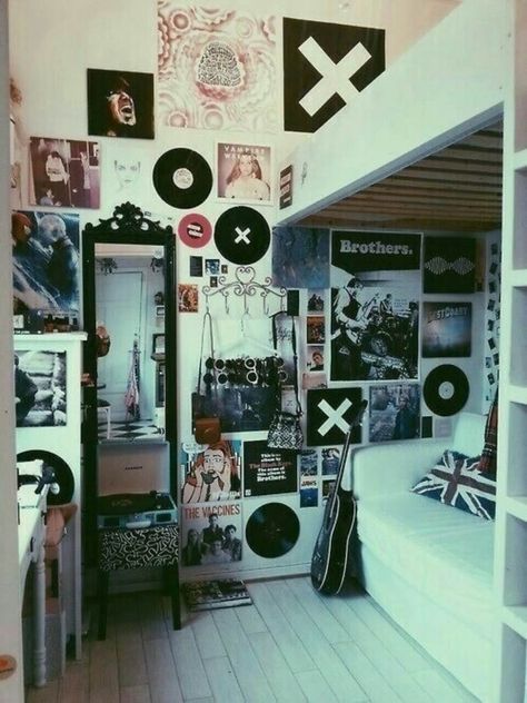 Indie Bedroom Ideas, Rock Bedroom, Punk Room, Music Themed Bedroom, Hipster Room, Hipster Bedroom, Room Decor Grunge, Grunge Bedroom, Indie Bedroom