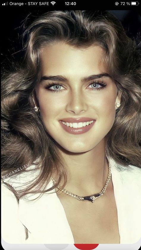 90s Makeup Look, Angels Beauty, Classic Hollywood Glamour, Brooke Shields, Most Beautiful Faces, Brunette Beauty, 인물 사진, العناية بالشعر, Beauty Face