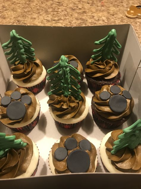 Outdoor Theme Cupcakes, Lumberjack First Birthday Cupcakes, Woodland Cupcake Ideas, Woodland Cupcake Cake, Outdoor Themed Cupcakes, Woodland Birthday Cupcakes, Mountain Cupcakes Ideas, Mountain Theme Cupcakes, Camp Theme Cupcakes