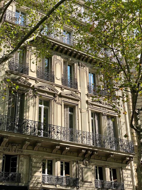 Vivamus Moriendum Est, Apartment Outside, Architecture Styles, About France, Apartment Exterior, French Aesthetic, French Apartment, Paris Dream, Paris Architecture