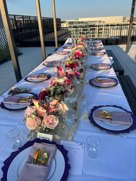 Home Birthday Dinner Ideas, Long Table Birthday Dinner, Dinner Party Menu Ideas Easy, Birthday Lunch Decor, Dinner Party Birthday Ideas, Teen Dinner Party, Night Table Decor, Floral Party Theme, Teenage Wasteland