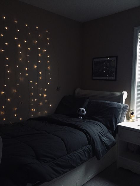 Dark Aesthetic Bedroom, Bedroom Aesthetic Dark, Stil Emo, Bilik Idaman, Gothic Bedroom, Dark Bedroom, Aesthetic Rooms, Simple Bedroom, Ideas Aesthetic