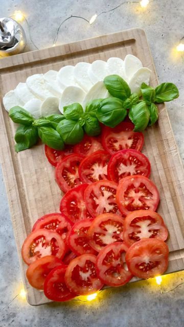 Christmas Tomato Mozzarella, Holiday Trays Party Appetizers, Christmas Food Ideas For Parties, Easy Christmas Food Ideas, Easy Christmas Food, Food Ideas For Parties, Christmas Veggie Tray, Christmas Serving Dishes, Christmas Food Ideas