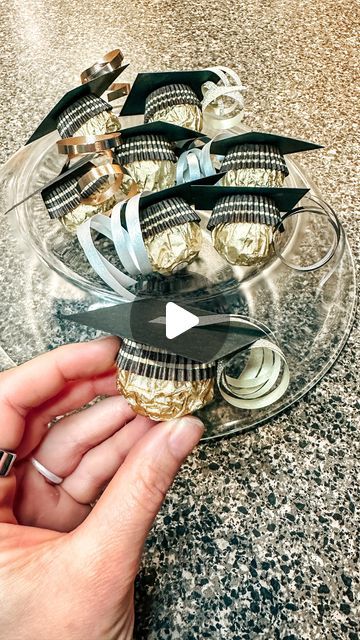 Nikki - Wrappin Queen on Instagram: "Easy DIY graduation idea! 🎓 #giftwrapping #graduation #diy" Graduation Party Favors Diy, Graduation Party Treats, Diy Graduation Decorations, Diy Graduation Decorations Party, Grad Diy, Graduation Treats, High School Graduation Party Decorations, Graduation Food, Graduation Desserts