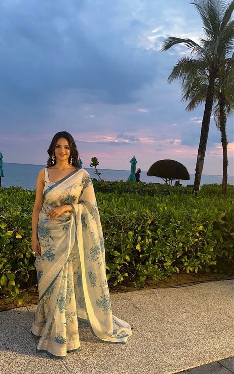 Indian wear | Sari Poses | Indian Aesthetics Modern Indian Lengha, Pastel Saree Aesthetic, Women Sari Indian, North Indian Saree Style, Golden Saree For Farewell, Modern Sari Designs, Old Money Saree Aesthetic, North Indian Wedding Guest Saree Look, Sari Outfits Modern