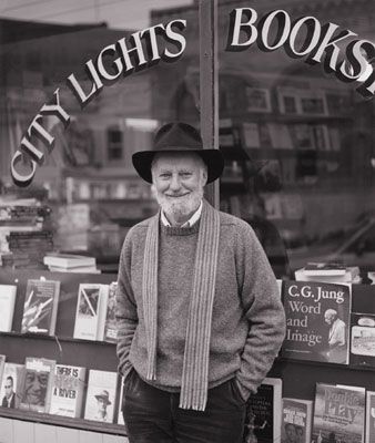 Lawrence Ferlinghetti at City Lights bookstore in North Beach...you can still imagine Kerouac and Ginsburg sitting there. Hippies, Writers And Poets, Jack Kerouac Quotes, City Lights Bookstore, Lawrence Ferlinghetti, Beat Generation, Jack Kerouac, American Poets, Book Writer
